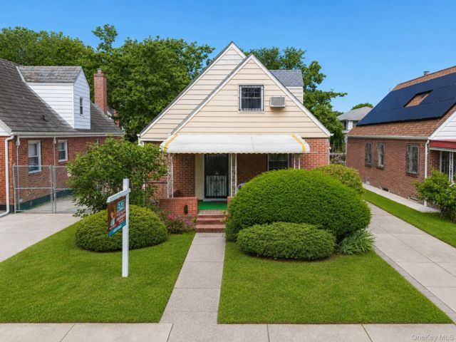  4 BR,  3.00 BTH &nbsp;Cape cod style home in Fresh Meadows
