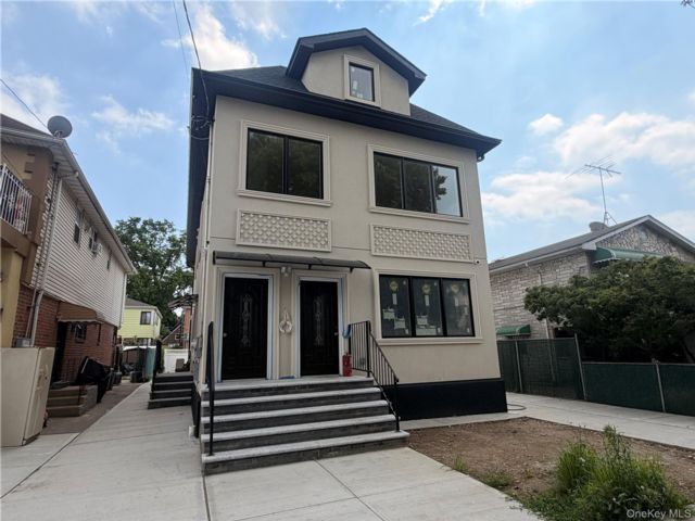  3 BR,  2.00 BTH &nbsp;Colonial style home in Fresh Meadows