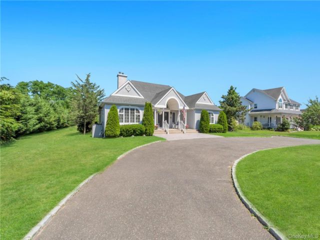  3 BR,  3.00 BTH &nbsp;Post modern style home in Bayport