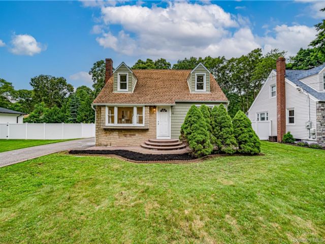  3 BR,  2.00 BTH &nbsp;Cape cod style home in Smithtown