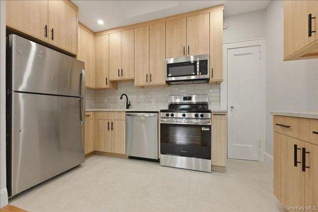  2 BR,  1.00 BTH &nbsp;Includes legal  style home in Garden City
