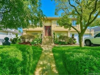  4 BR,  3.00 BTH &nbsp;Hi ranch style home in Inwood