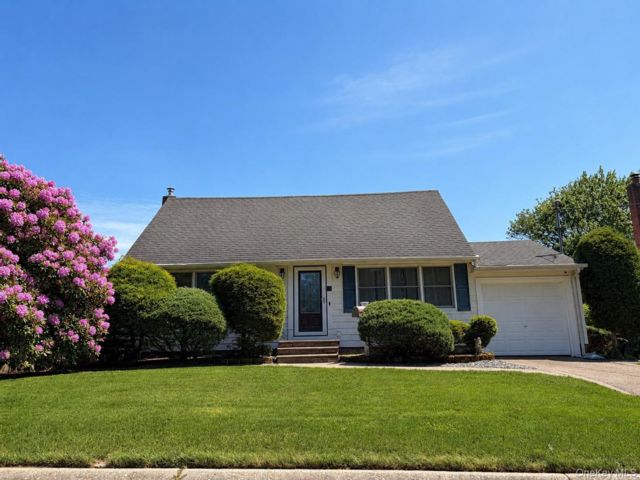  3 BR,  2.00 BTH &nbsp;Exp cape style home in North Babylon