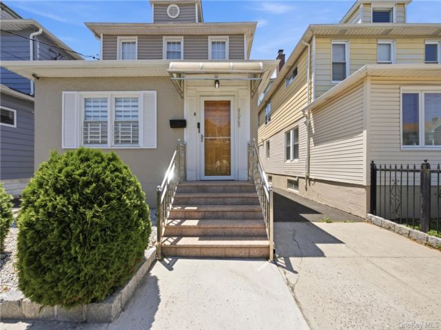  4 BR,  2.00 BTH &nbsp;House style home in Wakefield