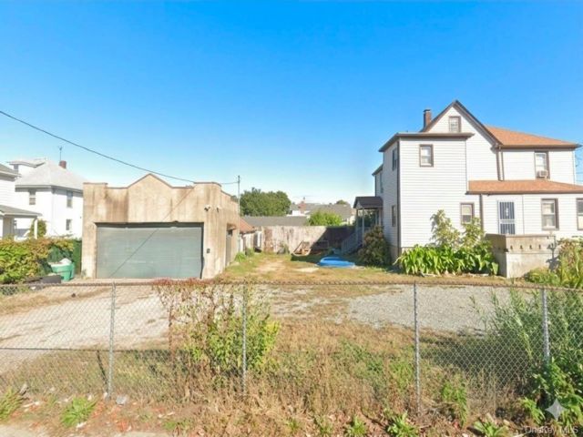  4 BR,  2.00 BTH &nbsp;House style home in Inwood