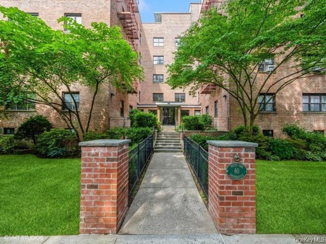  2 BR,  1.00 BTH &nbsp;Mid rise style home in New Rochelle