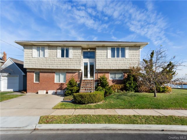  5 BR,  4.00 BTH &nbsp;Hi ranch style home in Island Park