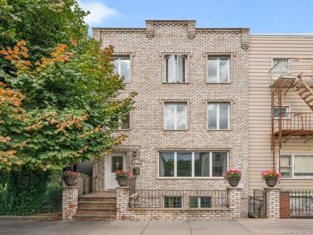  6 BR,  6.00 BTH &nbsp;House style home in Astoria