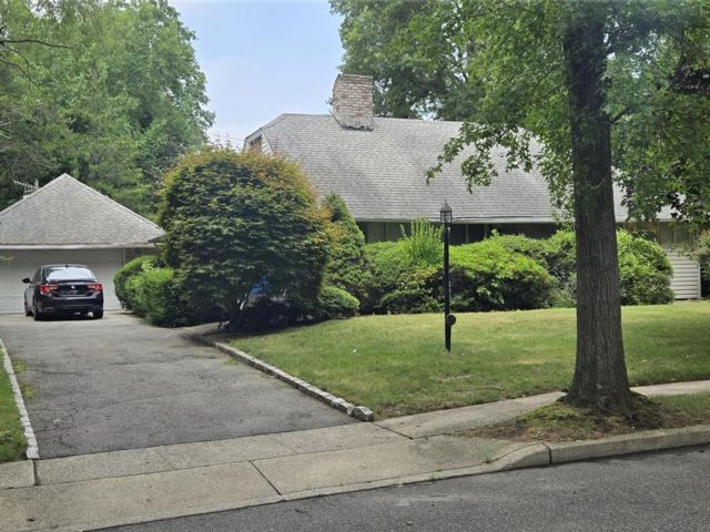  3 BR,  2.00 BTH &nbsp;Ranch style home in Roslyn Heights