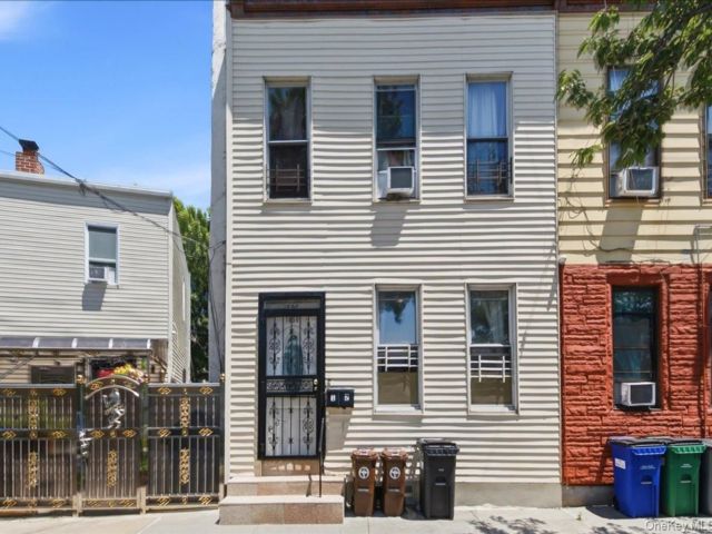  3 BR,  2.00 BTH &nbsp;House style home in Parkchester