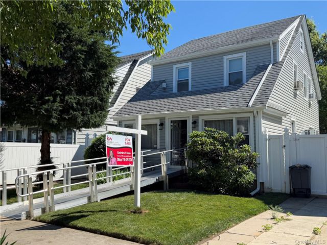  4 BR,  2.00 BTH &nbsp;Colonial style home in Queens Village