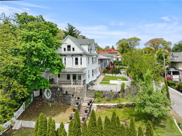  7 BR,  4.00 BTH &nbsp;Victorian style home in Yonkers