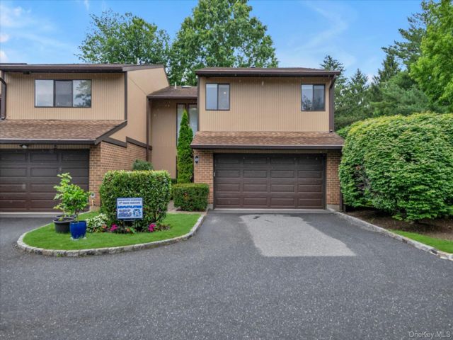  3 BR,  3.00 BTH &nbsp;Condo style home in Roslyn