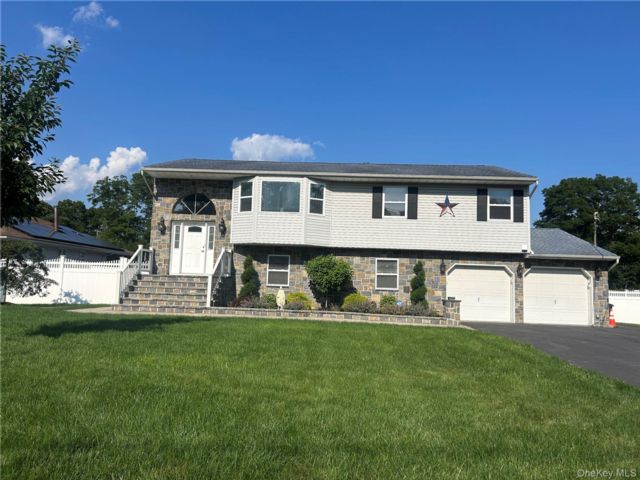  2 BR,  1.00 BTH &nbsp;Includes legal  style home in Ronkonkoma