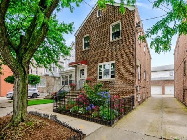  4 BR,  3.00 BTH &nbsp;House style home in Pilgrim