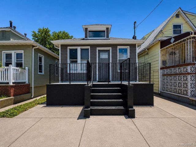  3 BR,  2.00 BTH &nbsp;Bungalow style home in Far Rockaway