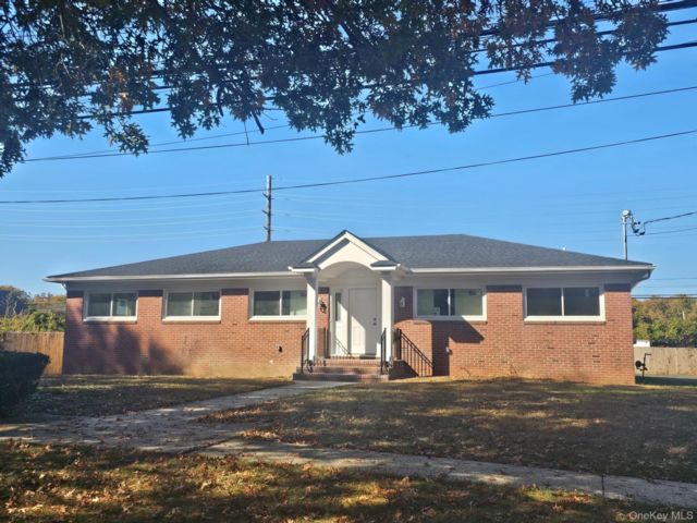  2 BR,  2.00 BTH &nbsp;Exp ranch style home in Bay Shore