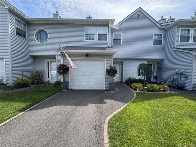  2 BR,  3.00 BTH &nbsp;Condo style home in Port Jefferson Station