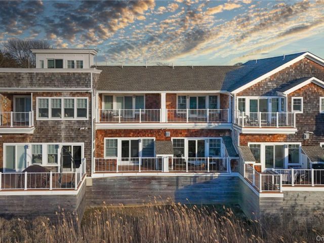  1 BR,  2.00 BTH &nbsp;Condo style home in Hampton Bays