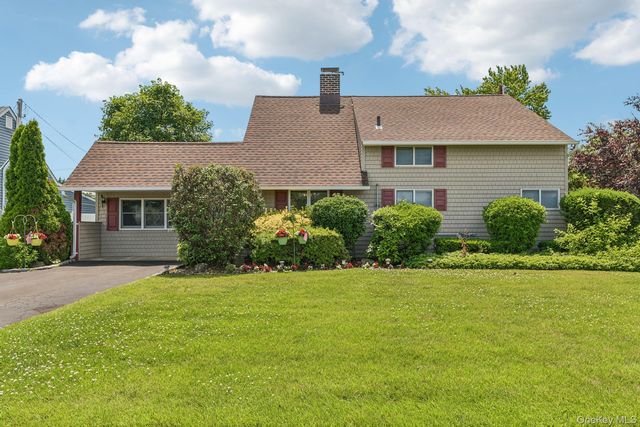  4 BR,  2.00 BTH &nbsp;Exp cape style home in Levittown