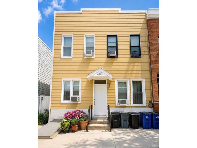  2 BR,  1.00 BTH &nbsp;A-frame style home in Astoria