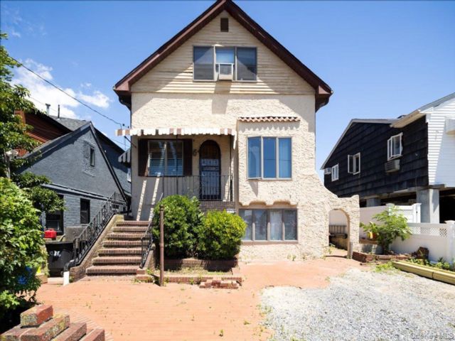 Studio,  0.00 BTH &nbsp;Colonial style home in Island Park