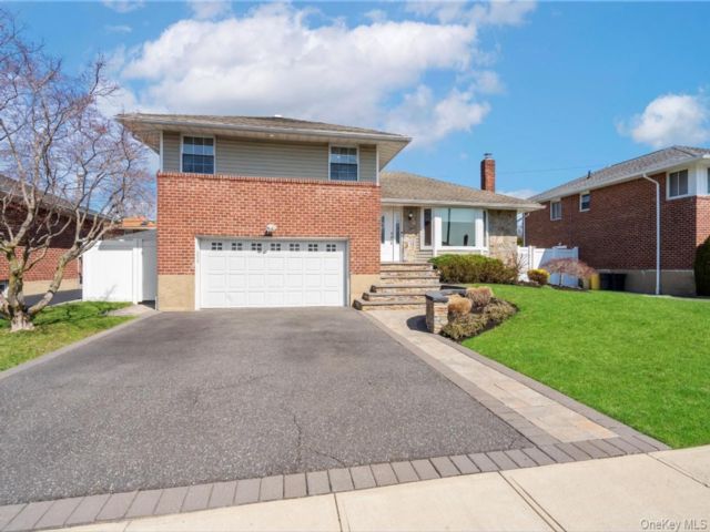  4 BR,  3.00 BTH &nbsp;Split level style home in Syosset