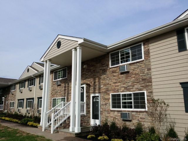  2 BR,  1.00 BTH &nbsp;Includes legal  style home in Bay Shore