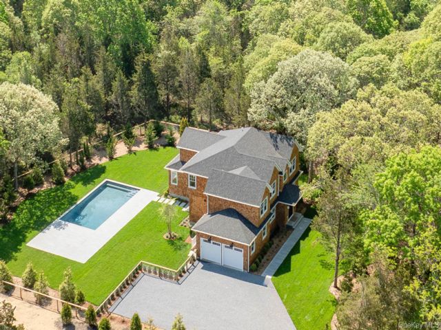  5 BR,  5.00 BTH &nbsp;Traditional style home in East Marion