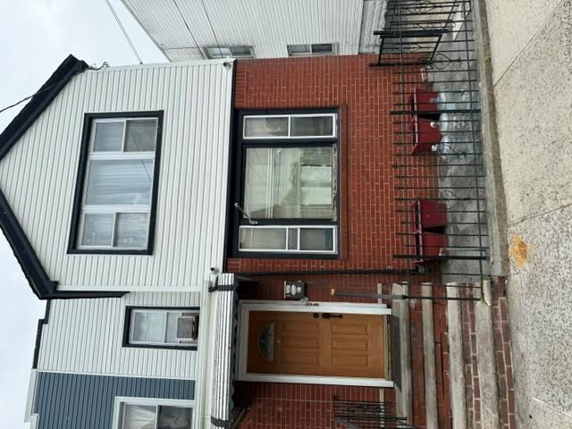  6 BR,  2.00 BTH &nbsp;Colonial style home in Ozone Park