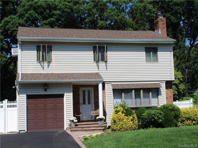  4 BR,  3.00 BTH &nbsp;Colonial style home in Melville
