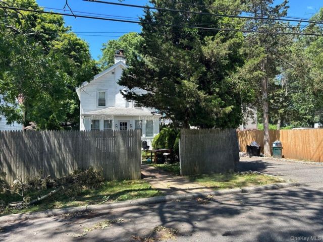  4 BR,  2.00 BTH &nbsp;Colonial style home in Huntington Station