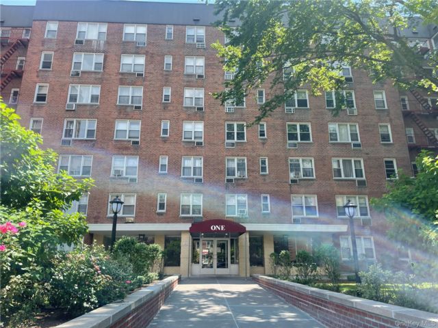  1 BR,  1.00 BTH &nbsp;Mid rise style home in Yonkers