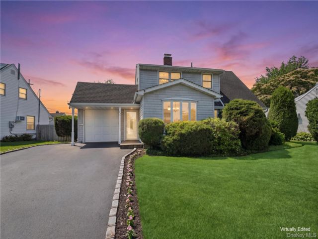 4 BR,  3.00 BTH &nbsp;Exp cape style home in Levittown