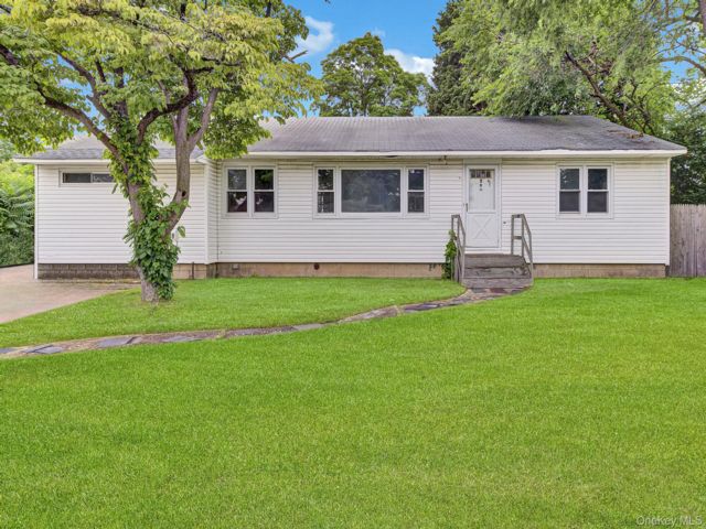  3 BR,  1.00 BTH &nbsp;Ranch style home in Westbury