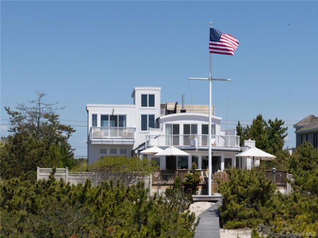  5 BR,  6.00 BTH &nbsp;Contemporary style home in Westhampton Beach