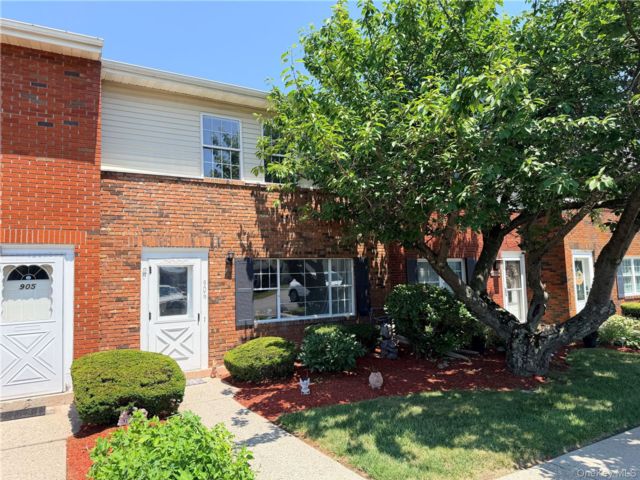  3 BR,  2.00 BTH &nbsp;Condo style home in New Windsor