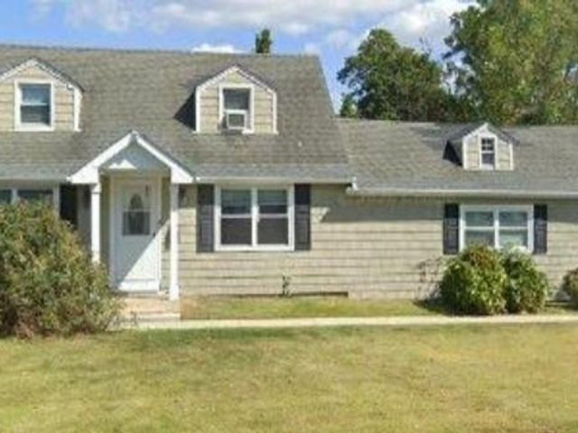  4 BR,  2.00 BTH &nbsp;Exp cape style home in North Babylon