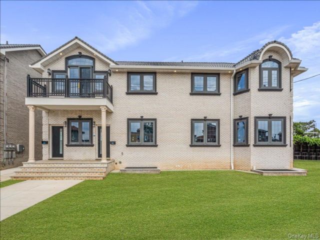 6 BR,  4.00 BTH &nbsp;Modern style home in Ozone Park