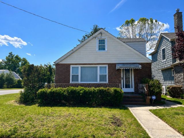  3 BR,  2.00 BTH &nbsp;Cape cod style home in Garden City South