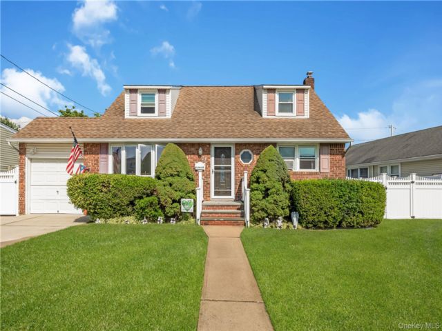  4 BR,  2.00 BTH &nbsp;Exp cape style home in Farmingdale