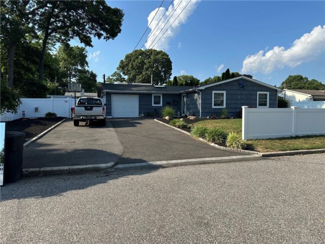  4 BR,  2.00 BTH &nbsp;Exp ranch style home in Ronkonkoma