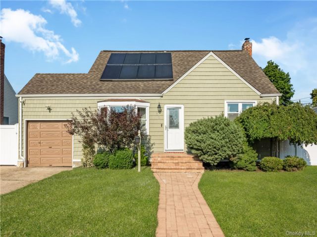  4 BR,  1.00 BTH &nbsp;Exp cape style home in Farmingdale
