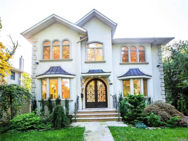  4 BR,  5.00 BTH &nbsp;Colonial style home in Great Neck