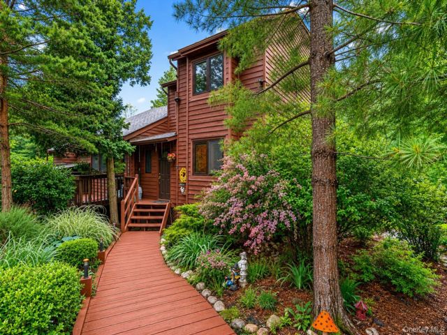  3 BR,  4.00 BTH &nbsp;House style home in Woodridge