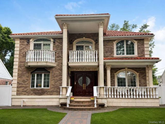  5 BR,  5.00 BTH &nbsp;Colonial style home in Bellerose