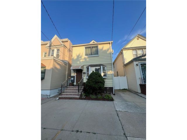  4 BR,  2.00 BTH &nbsp;House style home in Elmhurst