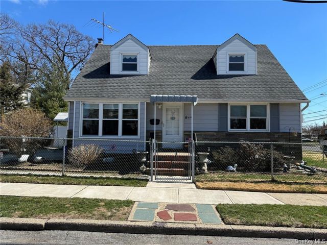  1 BR,  1.00 BTH &nbsp;Exp cape style home in Valley Stream