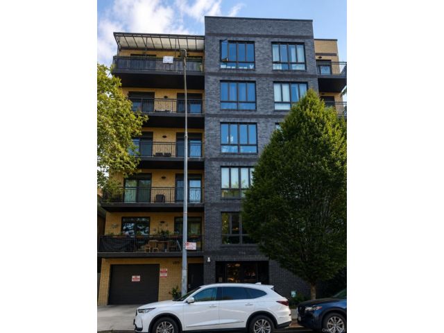  2 BR,  1.00 BTH &nbsp;High rise style home in Flatbush