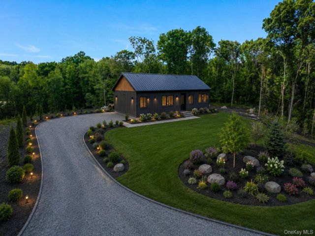  3 BR,  2.00 BTH &nbsp;Contemporary style home in Pleasant Valley